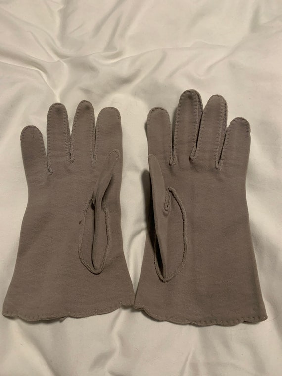 1950’s Grey scallop edge gloves - image 2