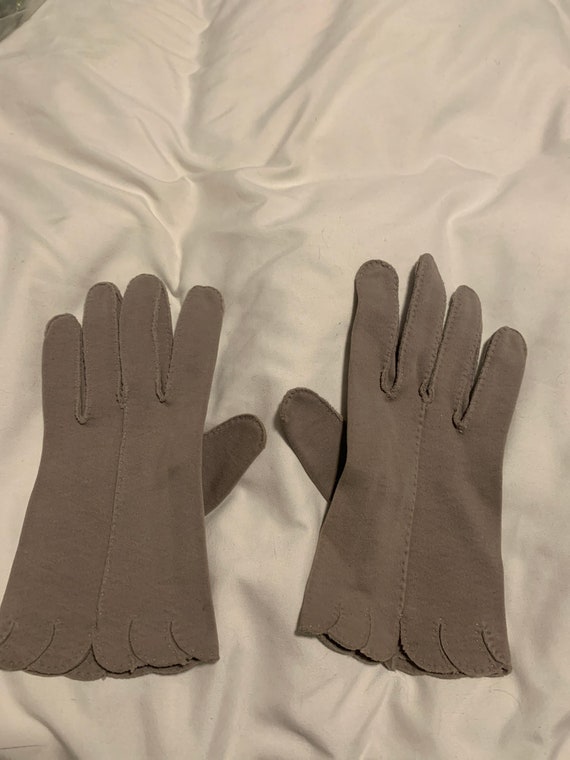 1950’s Grey scallop edge gloves - image 1