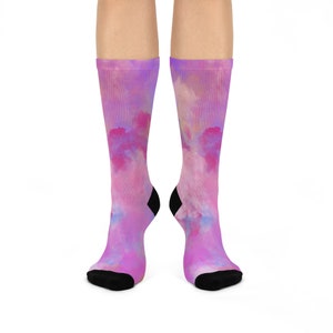 Può includere: Un paio di calzini rosa e viola con un design a nuvole ad acquerello. I calzini sono realizzati in un materiale morbido e confortevole e sono perfetti per l'uso quotidiano.