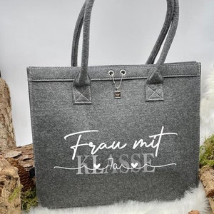 Filztasche mit Wunschmotiv/ individuell personalisiert/ MOM/ Mama/ Oma/ schönes Geschenk die Frau/ Erzieherin/ Lehrerin oder für sich Frau mit Klasse