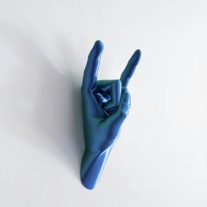 Rots op handgebaar. Aan de muur bevestigd sculptuur. 3D-geprint