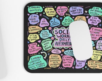 Könnte beinhalten: Eine schwarze Mausmatte mit buntem Text, der "Tägliche Affirmationen für Sozialarbeit" lautet. Der Text ist in verschiedenen Farben gehalten, darunter Pink, Blau, Grün und Gelb. Die Mausmatte ist mit Sternen, Herzen und anderen lustigen Formen verziert.