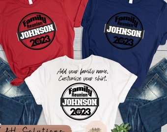 Puede incluir: Tres camisetas: roja, azul marino y blanca. Cada camiseta presenta un gráfico circular con "Family Reunion JOHNSON 2023" en negro. La camiseta blanca incluye el texto "Añade el nombre de tu familia. Personaliza tu camisa."
