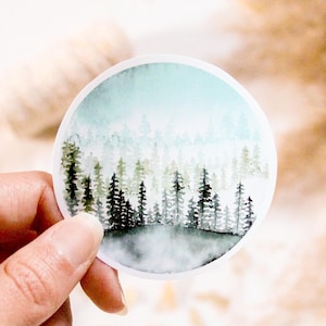 Sticker foret enneigée à l'aquarelle, autocollant résistant à l'eau pour décorer votre ordinateur téléphone gourde bouteille ou carnet