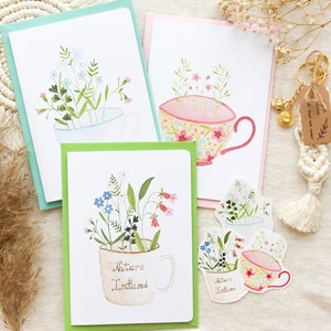 Coffret de papeterie "Thé aux fleurs" avec 3 cartes de voeux, 1 porte-clés "L'heure du thé" et 3 stickers Tasses de thé fleuries