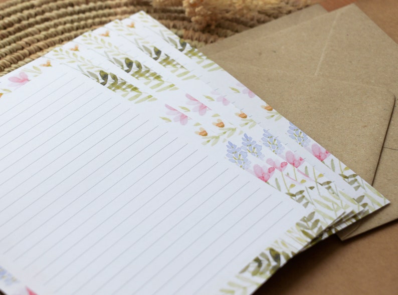 Carta da lettere "Pretty flowers" con busta, Set di cancelleria floreale illustrato ad acquerello per scrivere ai propri cari immagine 5