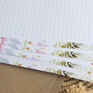 Carta da lettere "Pretty flowers" con busta, Set di cancelleria floreale illustrato ad acquerello per scrivere ai propri cari immagine 4