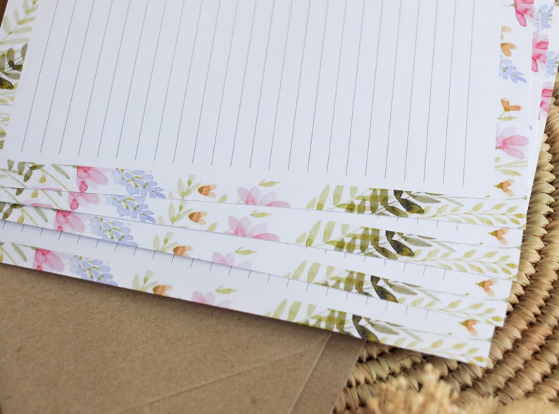 Carta da lettere "Pretty flowers" con busta, Set di cancelleria floreale illustrato ad acquerello per scrivere ai propri cari immagine 4