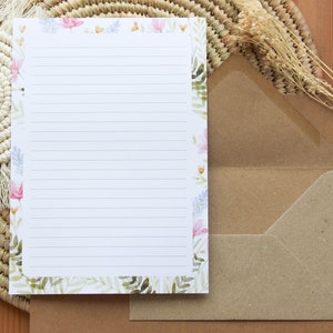 Carta da lettere "Pretty flowers" con busta, Set di cancelleria floreale illustrato ad acquerello per scrivere ai propri cari immagine 2
