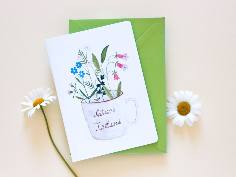 Carte postale illustrée à l’aquarelle « Nature infused », Carte de voeux fait-main, anniversaire, intemporelle, fleurs et tasse de thé image 1