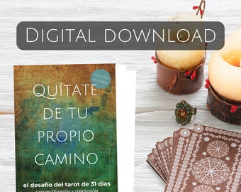 Könnte beinhalten: Ein Buchcover mit einem grün-braunen Aquarellhintergrund. Der Titel lautet "Quítate de tu propio camino" mit dem Text "el desafío del tarot de 31 días para escritores/as y creativos/as" darunter. Der Name des Autors ist "Marielle S. Smith" am unteren Rand des Covers.