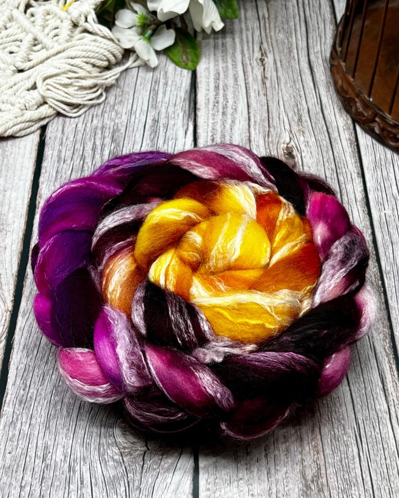 Tramonto - Roving di lana merino/bambù non superwash, fibra per filatura, fibra per infeltrimento, roving tinto a mano, rosa, magenta, bordeaux, giallo, senape immagine 3