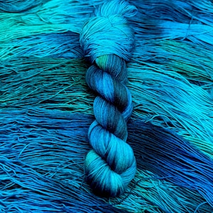 Fathoms below - Handgefärbte Superwash Merino/Nylon Wolle, Geschenk für Sie, Fingering, DK, Kammgarn, Sockenwolle, superwash Wolle!