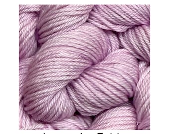 Lavender Fable - Enfärgat, Halvfärgat, Tonal Merino Garn, Indie Dyer, Handfärgat, Fingering, Strumpa, Kamgarn, Aran, DK, Skrymmande, Merino/Nylon, MCN