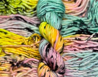 Carnival Row - Hilo de nailon merino azul neón, rosa, neón, negro, arcoíris, superlavado, DK, peinado, teñido a mano voluminoso