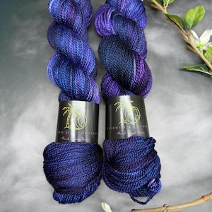 Lila kvarts - Blå, Lila, Djupblå, Plommon, Handfärgad merinoull, Fingering, Strumpa, DK, Kamgarn, Skrymmande, Superwash, Handmålad, Redo att skickas