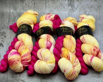 Pink Lemonade - Fio rosa, fio amarelo, fio de merino/nylon tingido à mão 75/25, conjunto de meias, fio tingido indie, fio salpicado
