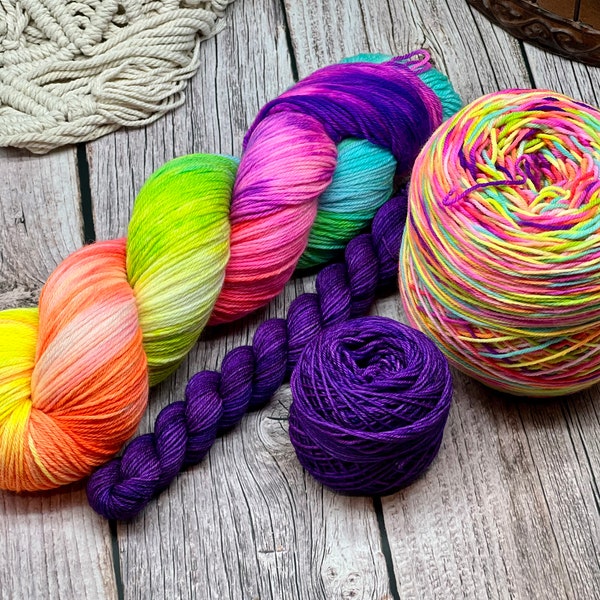 Prisme de Poséidon - néon arc-en-ciel, violet, rose, bleu, jaune, orange, fil à chaussettes en nylon mérinos teint à la main, Superwash, peint à la main