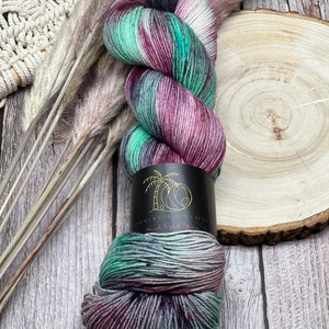 Sea Witch - Lila, Pflaume, Mint, Meerfarben, handgefärbte 75/25 Fingering Sockenwolle, Superwash, handbemalt Merino Nylon