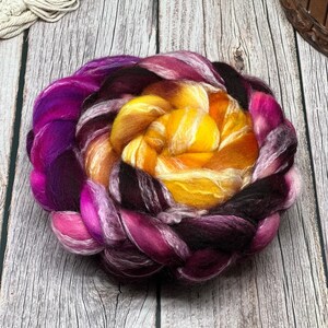 Tramonto - Roving di lana merino/bambù non superwash, fibra per filatura, fibra per infeltrimento, roving tinto a mano, rosa, magenta, bordeaux, giallo, senape immagine 4