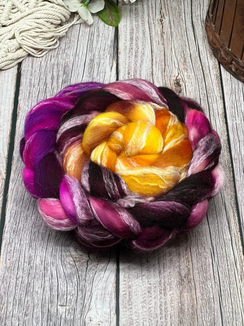 Tramonto - Roving di lana merino/bambù non superwash, fibra per filatura, fibra per infeltrimento, roving tinto a mano, rosa, magenta, bordeaux, giallo, senape immagine 4