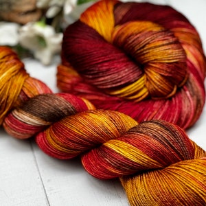 Glühwein - Sonderbestellung! Handgefärbte Wolle, Rot, Gelb, Gold, Orange, Merino Superwash, Seide, Yak, Fingering Garn, 4 fädig, Socken, Schal
