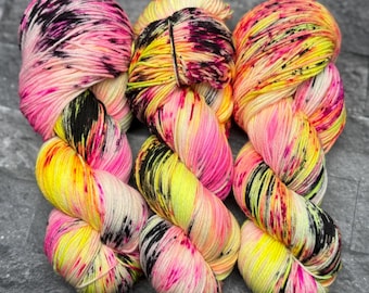 Vaporwave - Hilo de nailon merino con motas amarillas, rosa neón, rosa y negro, superlavado, DK, peinada, voluminosa, teñido a mano.