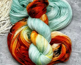 Beach Bum - MKN Merino/Kaschmir/Nylon, Herbstgarn, Handgefärbt, Fingering Sockengarn, Sommergarn, Seafoam Grün, Orange, Schwarz