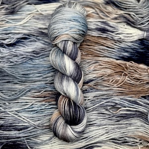 Pizarra y Arena - Varios grosores, Hilo de lana teñido a mano, Teñido en Minnesota, Regalos para tejedores, Ganchillo, Telar, Calcetines, DK, Worsted, Aran, Grueso