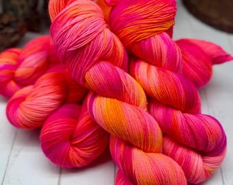 Fuerzas del Mal - Hilo de nailon merino rosa neón, amarillo neón, naranja neón, superlavado, DK, lana peinada, teñido a mano voluminoso