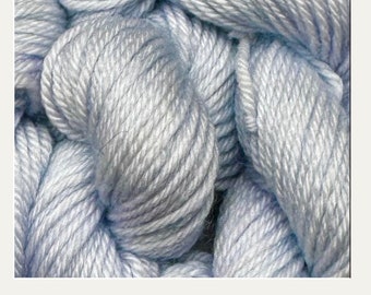 Lavender Dim - Enfärgat, Halvfärgat garn, Tonal, Indie Dyer, Handfärgat fingergarn, Strumpa, Handmålat, MCS, MCN, Merino/Nylon, Kamgarn, Aran