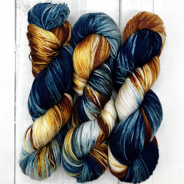 Trollslända i bärnsten - Blått, guld, gult, vitt merino nylongarn, superwash, merino kashmir, fingerfärgning, handfärgat, sockgarn, indiefärgat