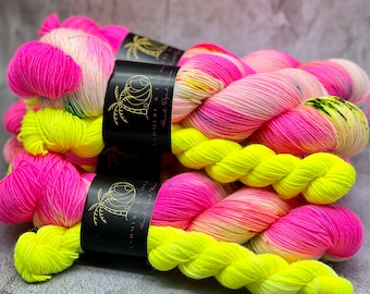 Hotel California – Sockenset, Mütze, Merino-/Nylongarn, Superwash, Fingering-Weight-Garn, gesprenkeltes Garn, Neongarn, Strickgarn, Häkeln