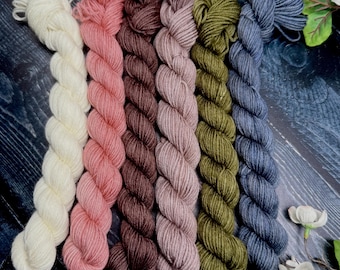Musgo y Pétalos - Kit de Mini Madejas, Hilo para Calcetines Doodle, Hilo para Dedos, DK, Worsted, Mini Set Monstruoso, Calcetines Scrappy, Colorwork, Tejido de Punto, Faire Isle