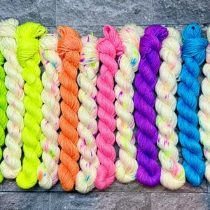 Jellybean Pop Rainbow Set - Mini Strang, handgefärbtes Garn, Merinowolle (Superwash), Seide, Yak, 4-fädig, Sockenwolle, Schalgarn, Neon Rainbow