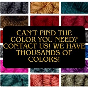 K&ouml;nnte beinhalten: Eine Collage von Garnkn&auml;ueln in verschiedenen Farben, darunter T&uuml;rkis, Rot und Gold. Ein schwarzes Rechteck in der Mitte zeigt den Text "CAN'T FIND THE COLOR YOU NEED? CONTACT US! WE HAVE THOUSANDS OF COLORS!"