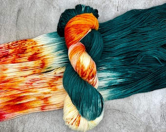 Kingfisher - Blågrön, Persika, Blushrosa, Gyllengul, Handfärgat 75/25 Fingering Sockgarn, Superwash, Handmålad Merino Nylon