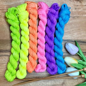 Neon Rainbow - Mini Knäuel Set! Handgefärbte Wolle, Superwash Merino, Seide, Yak, 4 fädige Sockenwolle, 4 fädig, Schal, Sockalong Sets