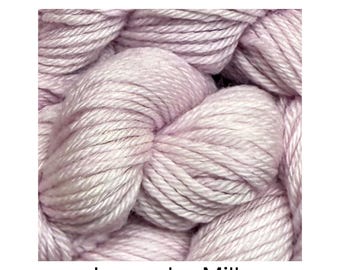 Lavendelmjölk - Enfärgat, Halvfärgat, Tonal Merino Garn, Indie Dyer, Handfärgat, Fingering, Strumpa, Kamgarn, Aran, DK, Skrymmande, Merino/Nylon, MCN