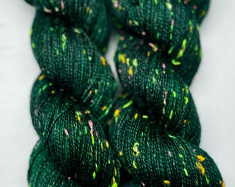 Emerald Elixer – farbowanie indie, farbowanie ręczne, włóczka skarpetkowa typu fingering, malowanie ręczne, włóczka neonowa, merino/nylon, reagująca na światło ultrafioletowe, tweed z Donegal