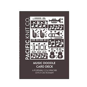 Könnte beinhalten: Ein dunkelbraunes Kartenspiel mit weißen Illustrationen von Musikinstrumenten und Noten. Der Text "MUSIC DOODLE CARD DECK" und "A PORTABLE COLORWORK STITCH DICTIONARY" sind ebenfalls zu sehen. Der Markenname "PACIFIC KNIT CO." ist vertikal gedruckt.