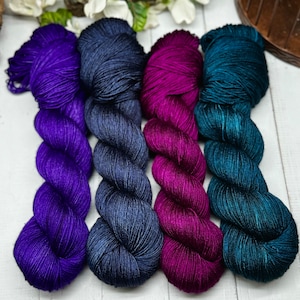 Kronjuwelen - Mini Knäuel Set! Handgefärbte Wolle, Superwash Merino, Seide, Yak, Fingering Merino, 4 fädig, Sockenwolle, Schalgarn, Beere, Blau, Lila