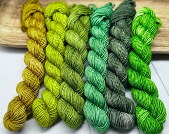 Highlands - Kit de calcetines de mini madeja, hilo Doodle para calcetines, para tejer con dedos, miniset de calcetines Monster, calcetines Scrappy, colorwork, lana peinada, DK, tejido