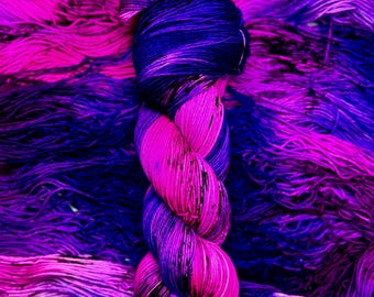 Kiss of Chaos - Hilo de nailon merino morado, rosa neón y negro, superlavado, DK, peinado, teñido a mano voluminoso