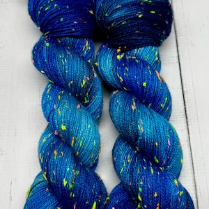 Starry Waters - Tintorería independiente, teñido a mano, hilo para calcetines, pintado a mano, hilo neón, merino/nailon, reactivo a la luz negra, tweed Donegal