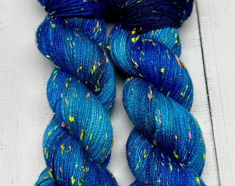 Starry Waters - Indie Dyer, Handfärgat, DK- eller sockgarn, Handmålat, Neon Tweed-garn, Merino/Nylon, Blacklight Reactive, Donegal Tweed