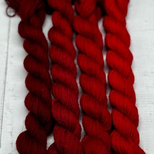 Holiday Red Minis - Mini Skien Set Knallige Farben, Handgefärbtes Garn, Festliches Farbgarn, Indie gefärbtes Garn, Kontrastgarn, Ferse/Zehe, Scrappy Socken