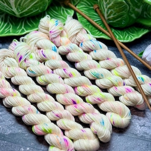 Jelly Bean Pop! - Mini Strang, Handgefärbtes Garn, Merino Superwash, Seide, Yak, 4-fädig, Sockenwolle, Schalgarn, Neon Rainbow