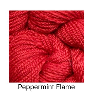 K&ouml;nnte beinhalten: Nahaufnahme eines leuchtend roten Garns, das eng zu einem Kn&auml;uel gewickelt ist. Das Garn hat ein strukturiertes Aussehen mit sichtbaren Str&auml;ngen. Der Text "Peppermint Flame" wird darunter angezeigt. Dieses Garn eignet sich f&uuml;r Strick- und H&auml;kelprojekte.