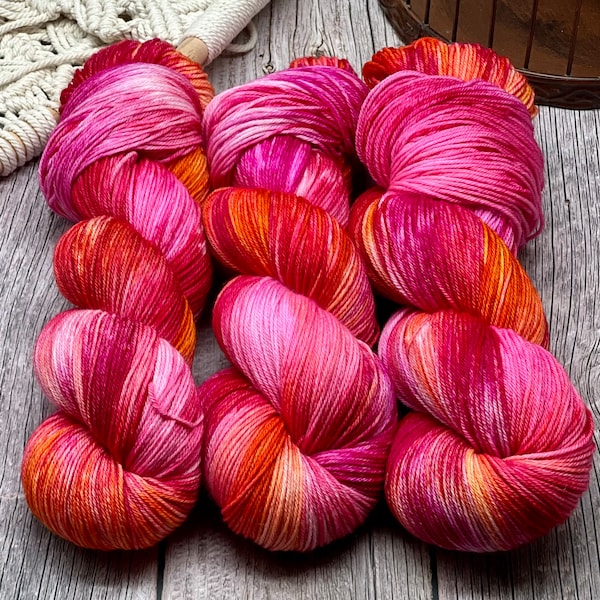 Tropic Like it’s Hot - Rose fluo, Magenta, Rouge, Jaune, Orange, Superwash Merino Nylon Fingering, DK, Worsted, Bulky, Spring Yarn